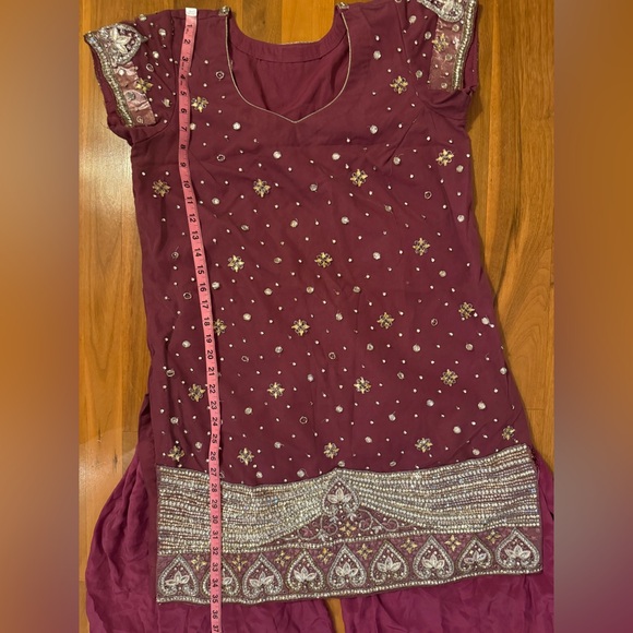 Gorgeous real crystal, handwork Pakistani Indian suit. Pics don’t do justice. - Picture 8 of 15
